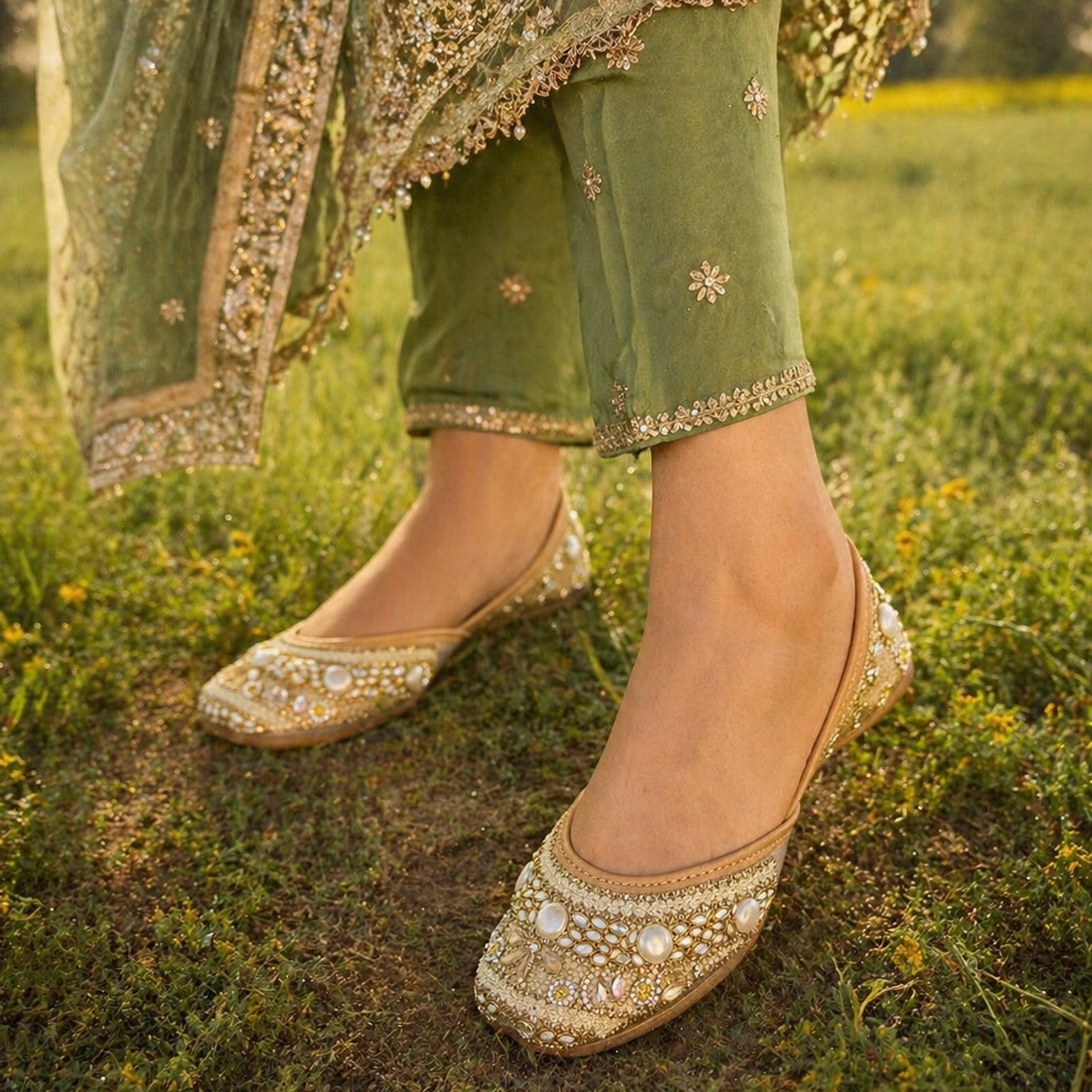 Noor Pearl Gold Punjabi Jutti