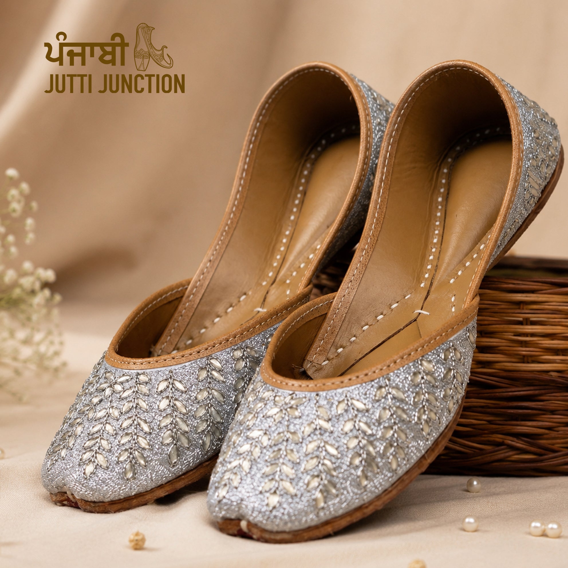 Silver Sheesh Mahal Jutti